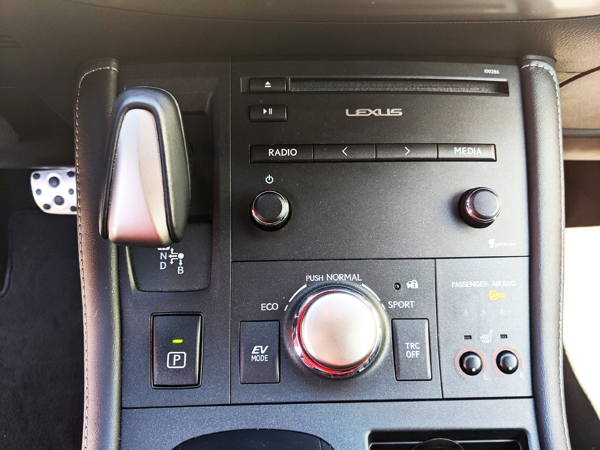 Comenzi multimedia si selector mod rulare (Eco/Normal/Sport)